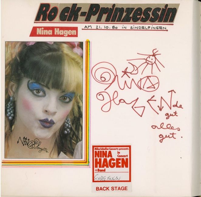 Nina Hagen schreibt sich 1980 ins Album von Andreas Henkel ein. Bild: Stadtmuseum Sindelfingen