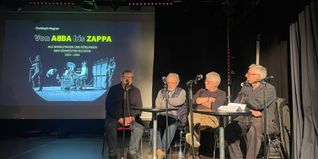 Beim Pop-Talk auf der Bühne im Pavillon der IG Kultur: von links Joachim Kupke, der als Sänger seit über 60 Jahren auf der Bühne steht, Gerhard Schaber, der vor 55 Jahren zusammen mit Horst Stachelhaus die Band „Message“ gründete, Werner Schumacher, einst für Message, aber auch für Eberhard Schöner, Police oder Udo Lindenberg auf Tournee, lange Jahre Technikchef der Sindelfinger Stadthalle und heute noch für „If You Wanted To“ engagiert, und Dr. Christoph Wagner, der Autor des Buches „Von Abba bis Zappa“.