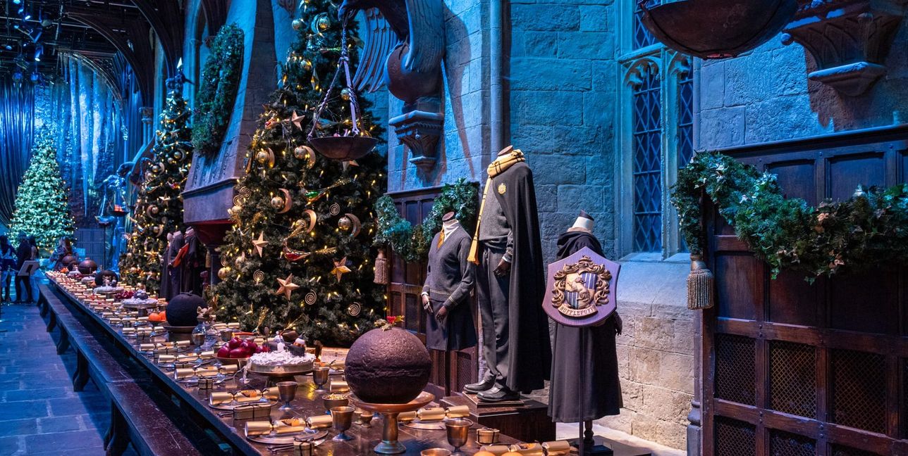 Die weihnachtlich geschmückte große Halle.