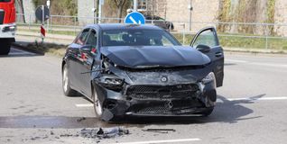Nach dem Unfall musste die Feuerwehr die Kreisstraße 1077 reinigen. 	Bild:: SDMG/Dettenmeyer