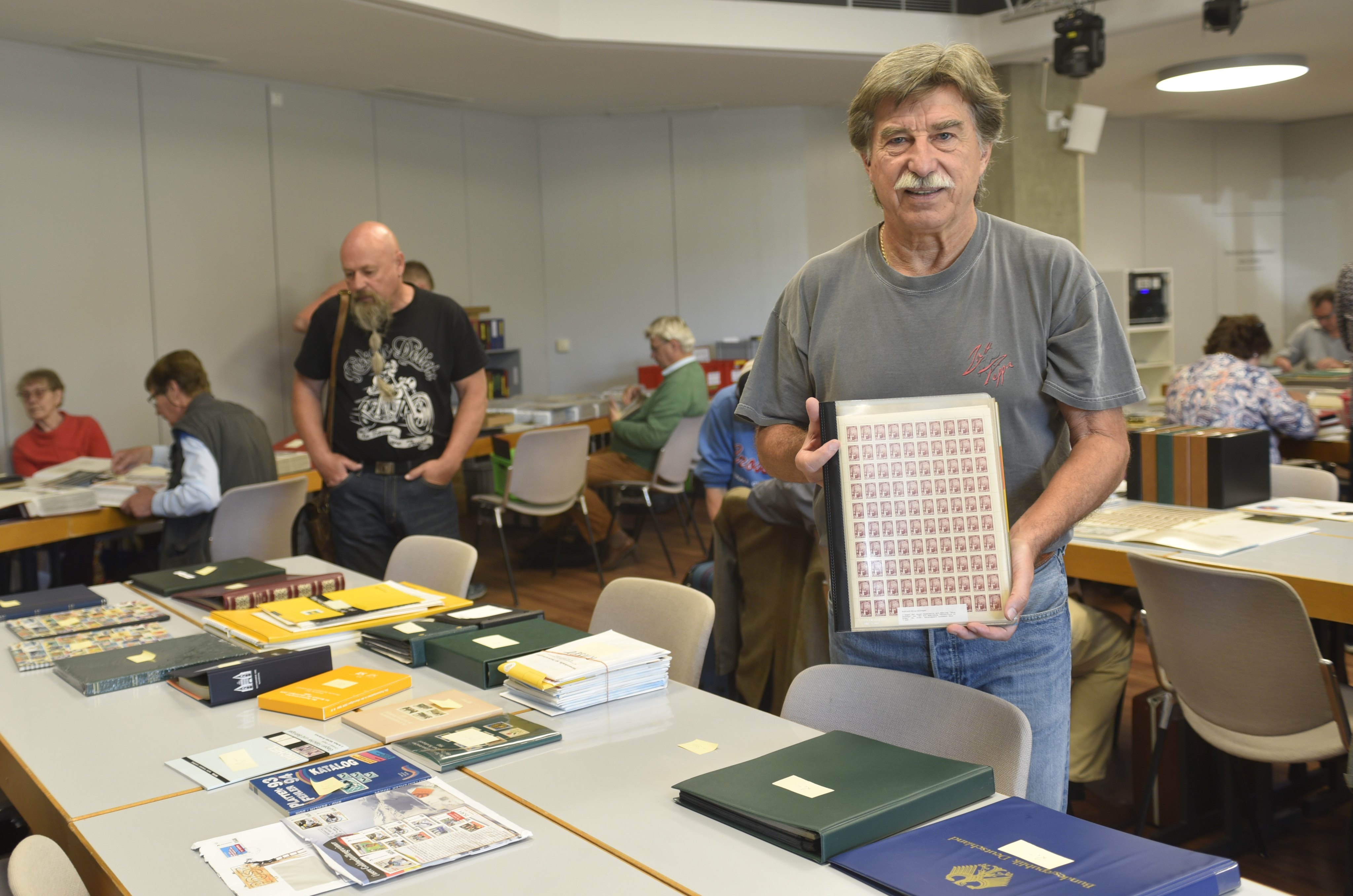 Siegfried Harnisch mit einem kompletten Briefmarkenbogen aus der Sowjetunion. Der Vereinsvorsitzende bot auf der Börse Marken des Vereins an. Die Böblinger Briefmarkensammlergilde kauft zwar keine Briefmarken an, bekommt aber immer wieder welche geschenkt und gibt diese dann zu Gunsten der Vereinskasse günstig weiter.  Bild: Reichert