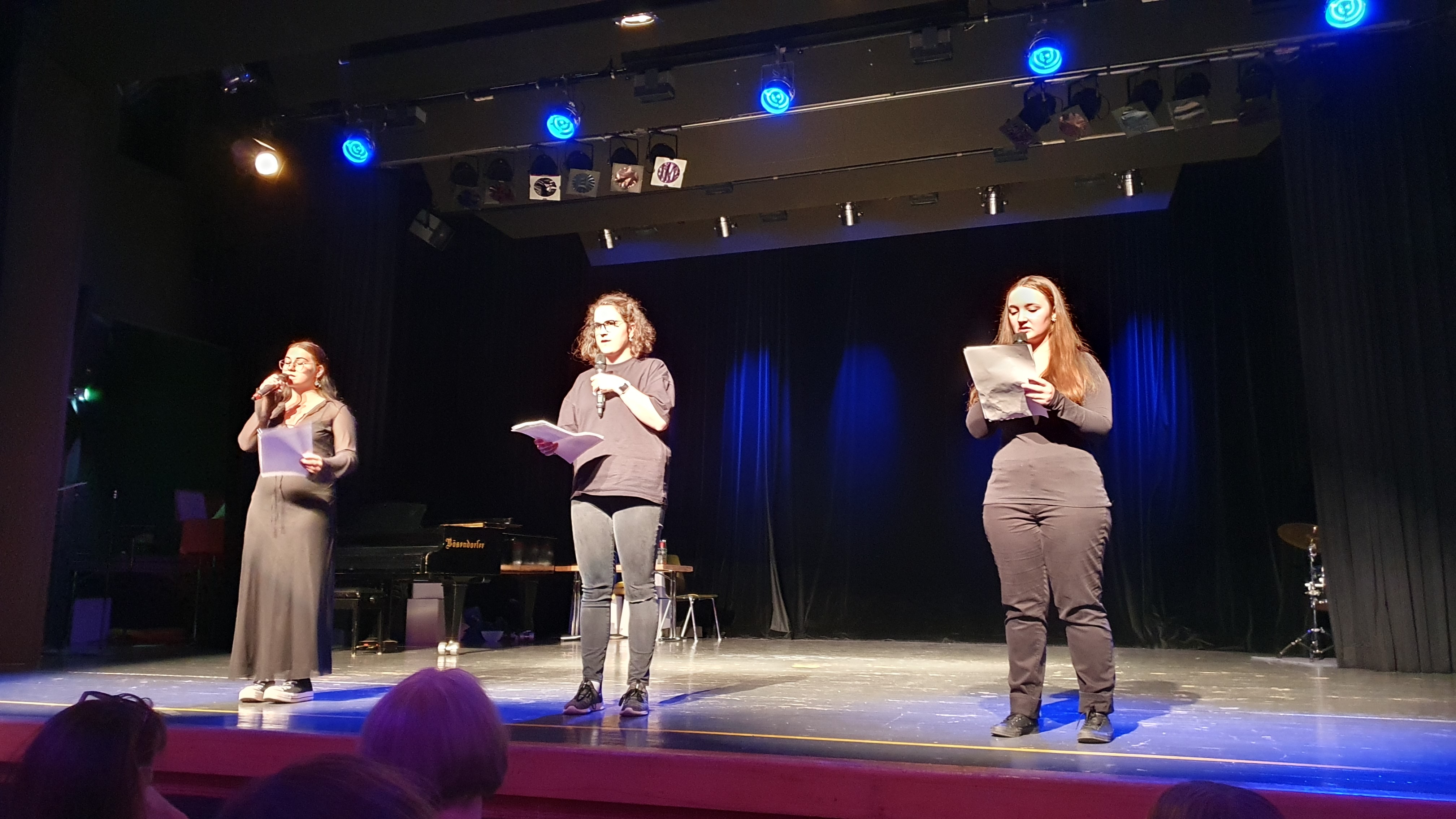 Szenische Lesung von Laura-Mercedes Ortmann, Melissa Butsch und Maria Brady (von Links). Bild: z
