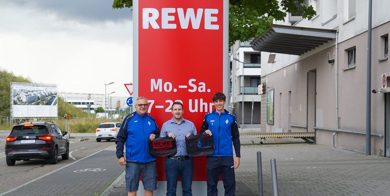 SVB-Abteilungleiter Detlev Büttner, Sponsor Stefan Fritz und  Torhüter Simon Becker mit den Einkaufstaschen. Bild: z