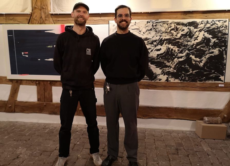 Moritz Bönisch (links) und Philemon Triantafiludis stellen im Atelierhaus aus. Bild: Schilpp