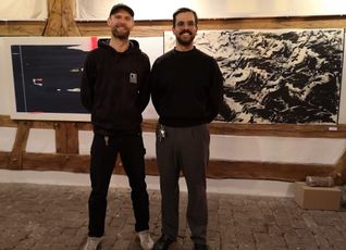 Moritz Bönisch (links) und Philemon Triantafiludis stellen im Atelierhaus aus. Bild: Schilpp