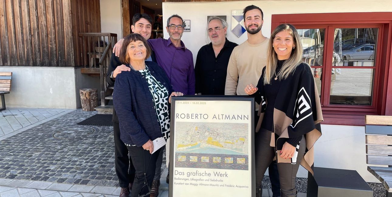 Die Vernissage in Ruggell wird zum Familientreffen: von links Maggy Mauritz-Altmann, Juan Carlos Mauritz, Sohn David Altmann, Kurator Frédéric Acquaviva, Enkel Gaël Altmann, Tochter Nadja Altmann.
