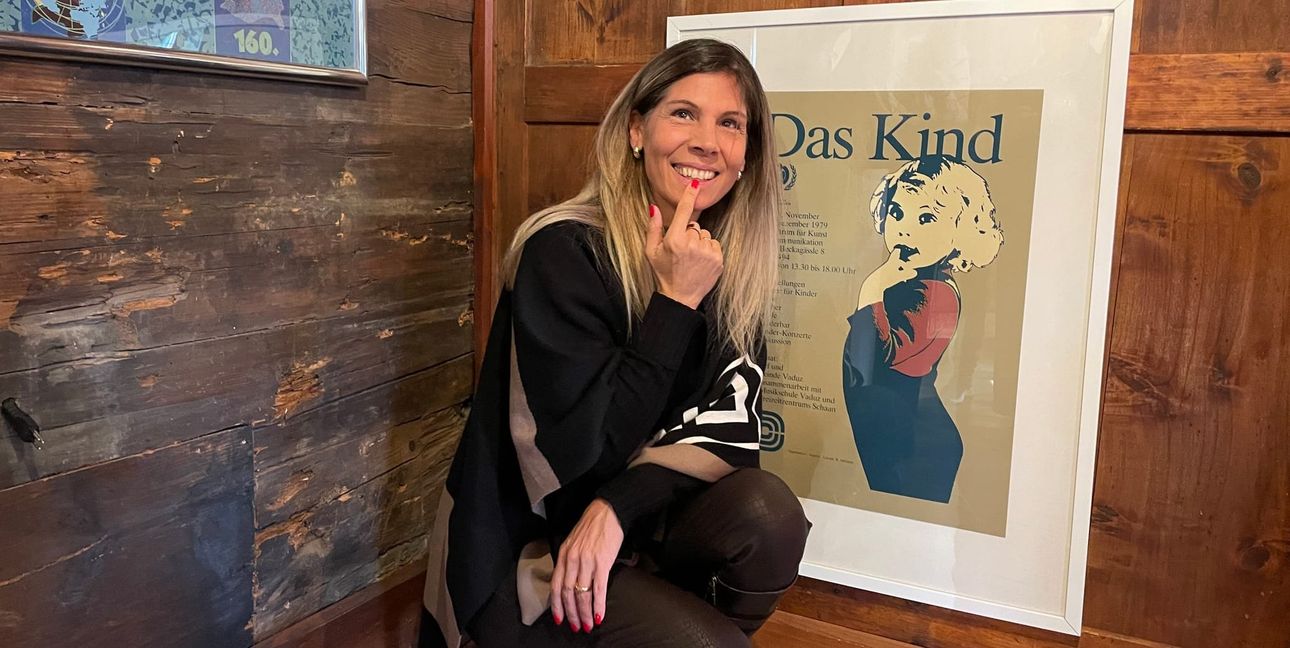Nadja Altmann vor dem Plakat ihres Vaters Roberto Altmann, für das sie 1979 als Kind Modell stand.