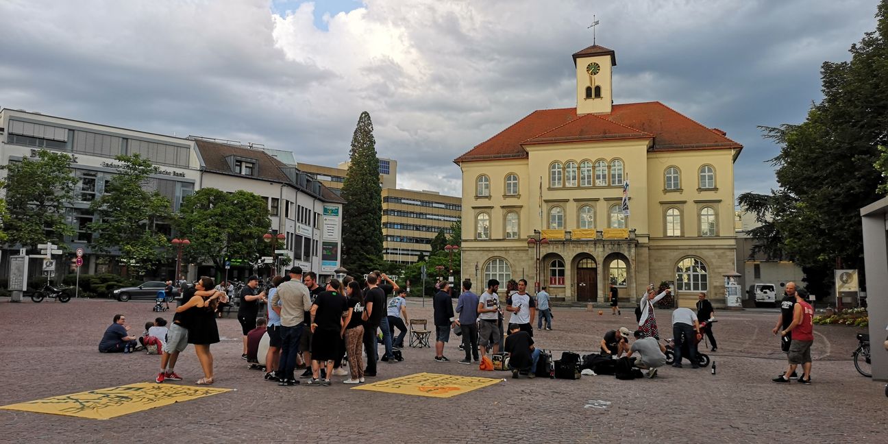 Währenddessen finden zeitgleich auf dem ursprünglich geplanten Konzertplatz, dem Sindelfinger Marktplatz eine Demonstration und spontane Live-Konzerte statt. Bild: Groß