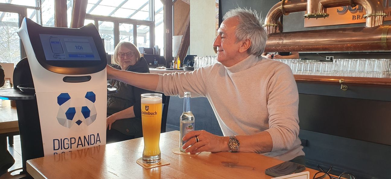 Brauhaus-Geschäftsführer Nunzio Chiumenti streichelt hier das Roboter-Katzenöhrchen.       Bild: Wegner