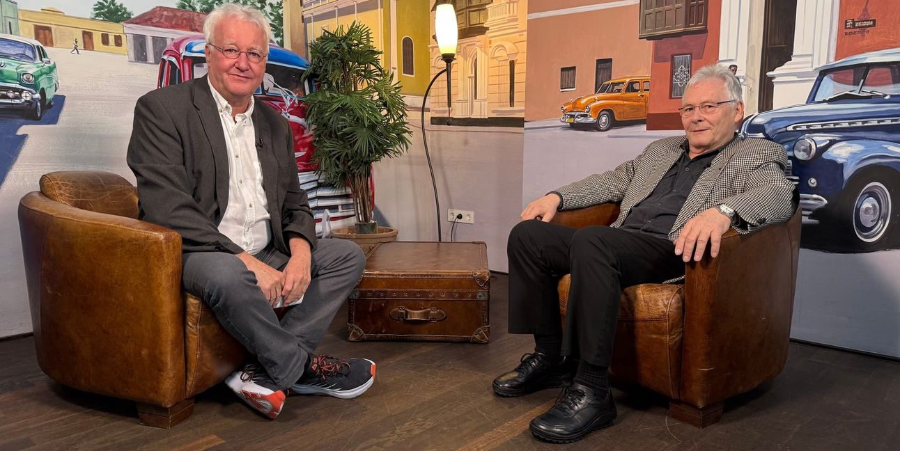 Joachim Pflieger (rechts) vom Organisationsteam der Sindelfinger Weihnachtssession erklärt im Stadtgespräch Böblingen mit Hans-Jörg Zürn (SZ/BZ), warum die Veranstaltung dieses Jahr erstmals im Maichinger Bürgerhaus stattfindet.