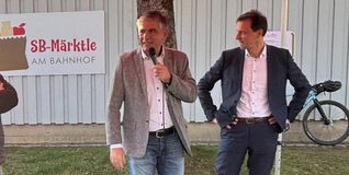 Bürgermeister Ioannis Delakos und Martin Wuttke (rechts), Erster Landesbamter und Erster Werkleiter des Abfallwirtschaftsbetriebs im Kreis Böblingen, appellierten bei der Einweihung, das SB-Märktle und den Fairteiler zu nutzen.