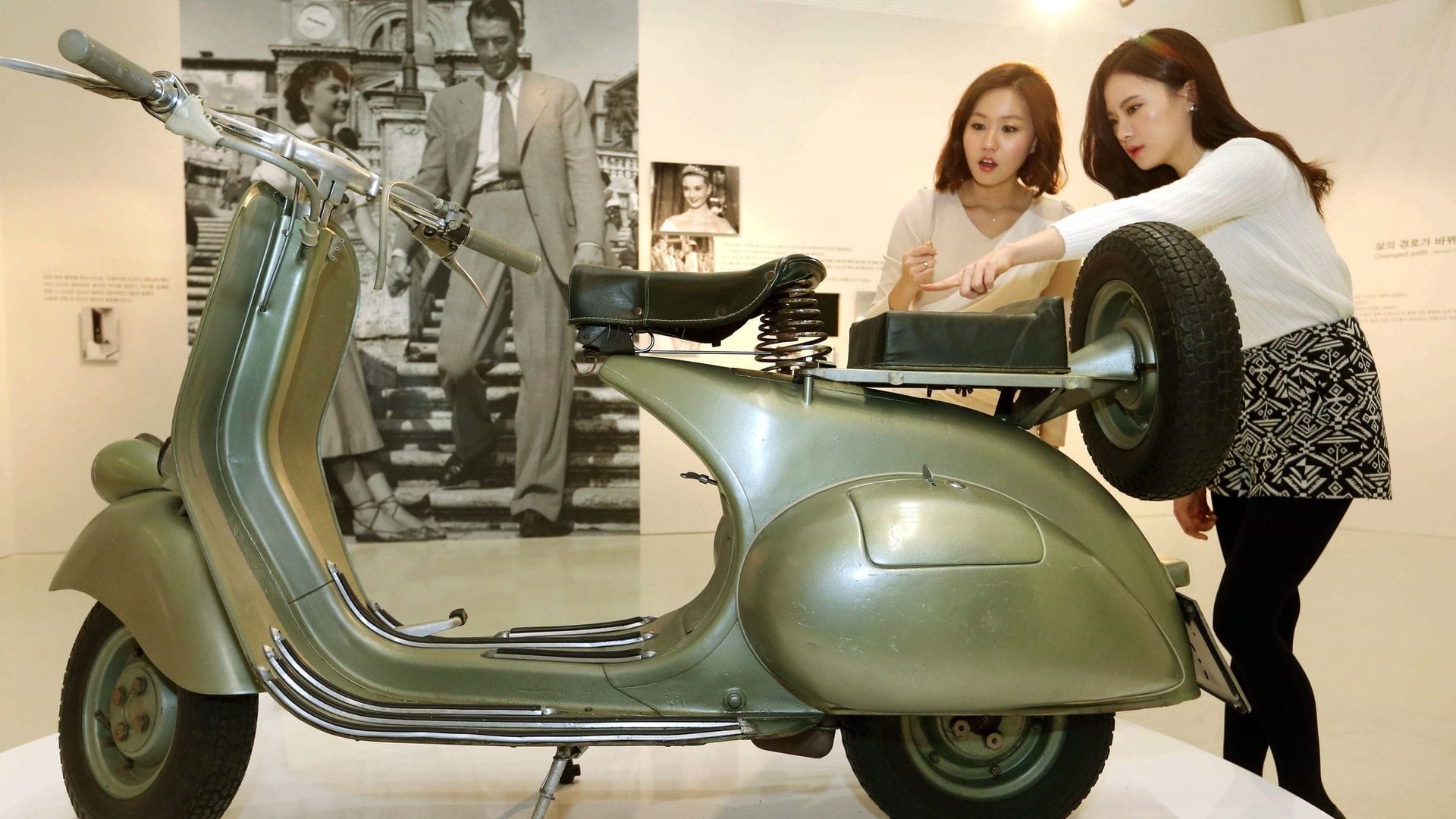 Audrey Hepburn und Gregory Peck cruisten auf der Vespa durch Rom. (Archivbild)