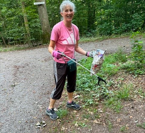 Annedore Zeller-Droste befreit den Wald von Müll.