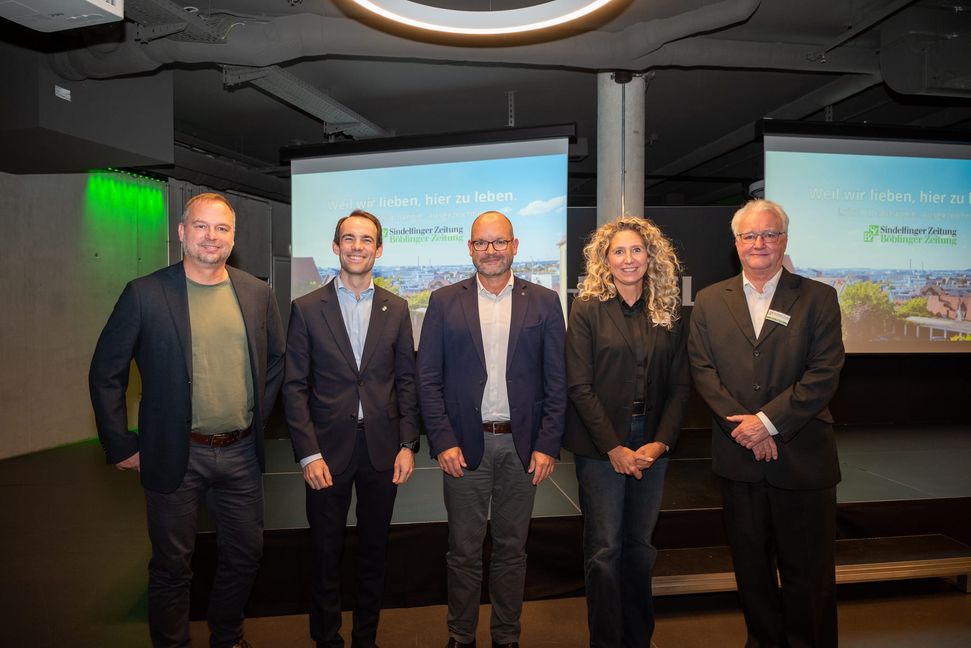 Bei der Zukunftsveranstaltung im V 8 Hotel (von links), SZ/BZ-Chefreporter Jürgen Wegner, SZ/BZ-Verleger Dr. Christian Röhm, Dr. Jörg Burzer, Mitglied des Vorstands der Mercedes-Benz Group AG, Produktion, Qualität und Supply Chain Management, Sara Gielen, Standortverantwortliche im Mercedes-Benz Werk Sindelfingen und Moderator Hans-Jörg Zürn, Verlagsleiter Sonderprojekte bei Röhm Medien.