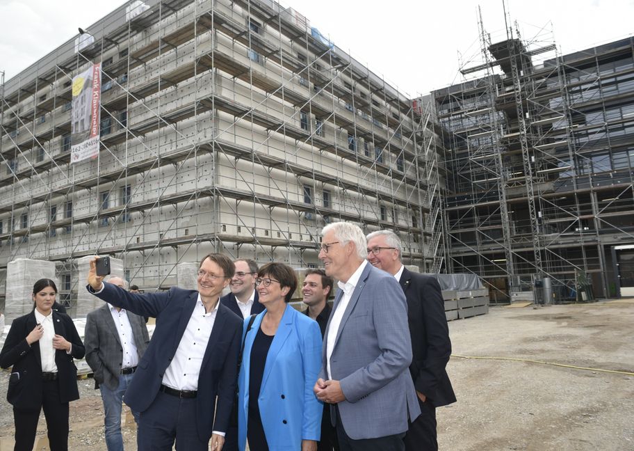 Gesundheitsminister Karl Lauterbach beim Selfie vor dem Neubau des Calwer Gesundheitscampus. Rechts neben ihm der Calwer Oberbürgermeister Florian Kling, die SPD-Bundesvorsitzende Saskia Esken, Florian Wahl (gesundheitspolitischer Sprecher der SPD-Landtagsfraktion), der Calwer Landrat Helmut Riegger und Alexander Schmidtke, Geschäftsführer des Klinikverbunds Südwest.  Bild: Reichert
