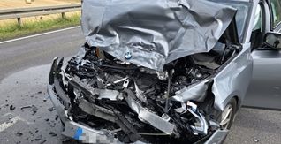 Die Wucht des Aufpralls hat die Front des BMW total eingedrückt.
