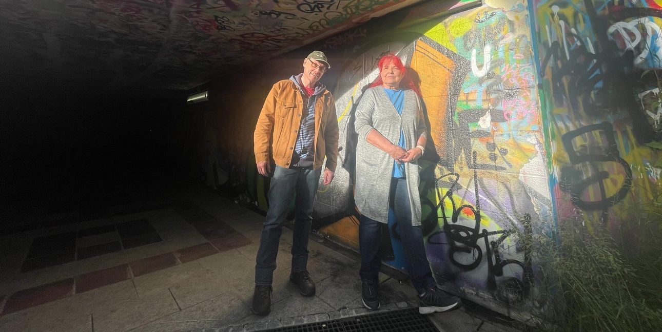 Michael Lamparter und Catherine Zimny vor der "Hall of Fame". Die Unterführung in der Pfarrwiesenallee darf legal zum Sprayen benutzt werden.