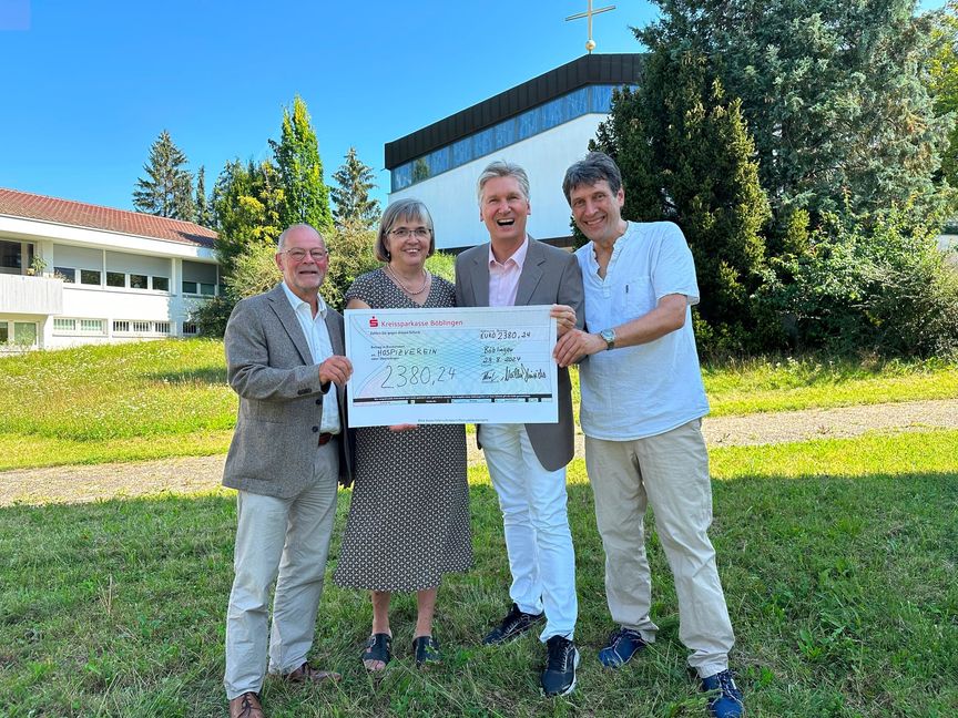 Andreas Senn und Elisabeth Kenntner-Scheible vom Hospizverein Böblingen-Sindelfingen, sowie Willm Hinrichs und Tilman Jäger vom Böblinger Vokalensemble (von links).