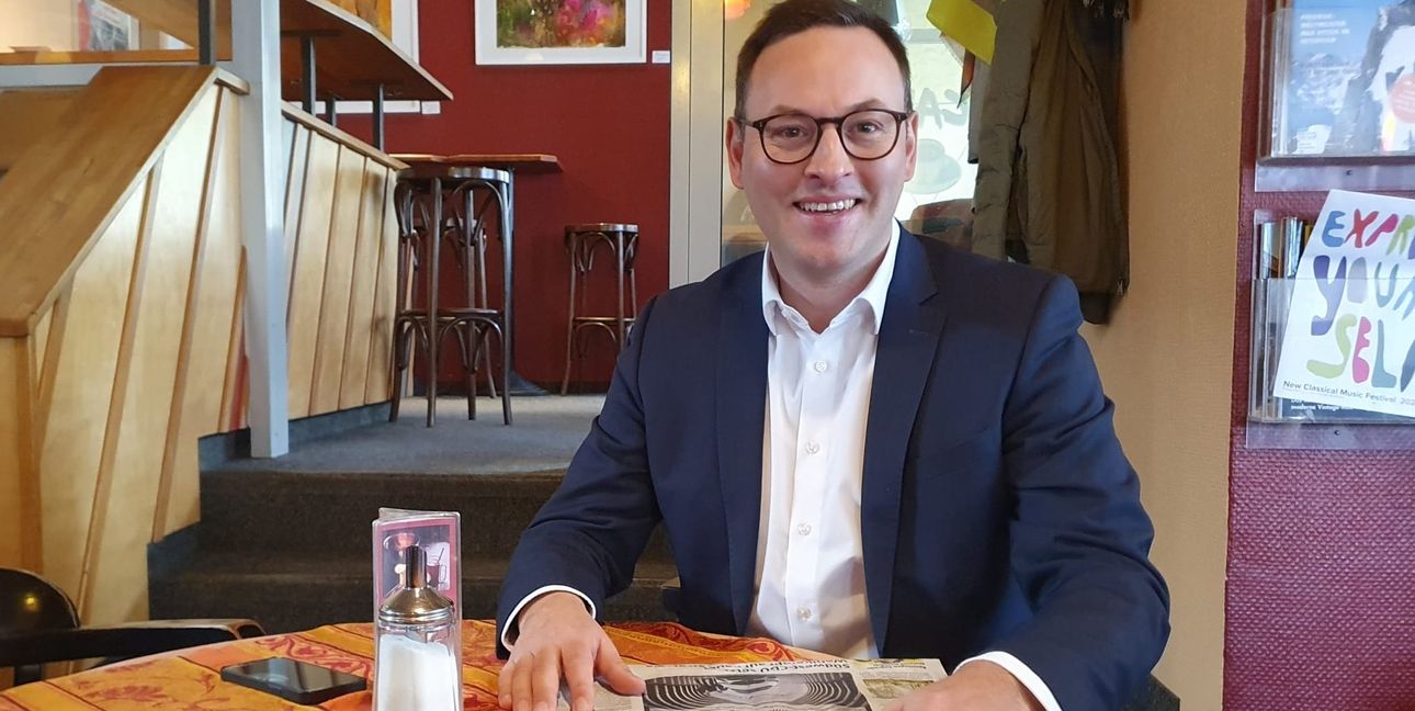 Lukas Rosengrün beim Pressegespräch auf seinem Lieblingsplatz im Sindelfinger Altstadtlokal „s‘Café“.