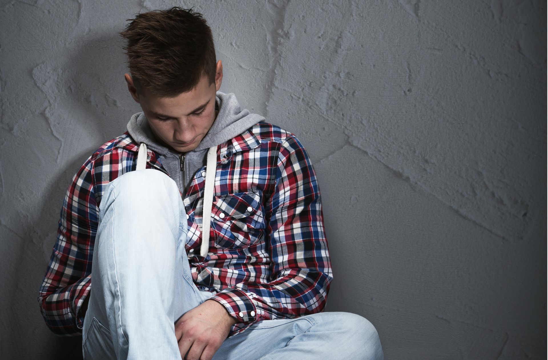Zieht sich das eigene Kind plötzlich zurück, ist depressiv oder leidet unter einer anderen psychischen Erkrankung? Angehörige können zumindest ein Stück weit  helfen.
 Foto: Adobe Stock/Amir Kaljiko..