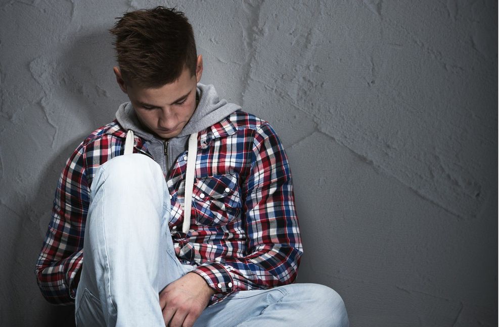 Zieht sich das eigene Kind plötzlich zurück, ist depressiv oder leidet unter einer anderen psychischen Erkrankung? Angehörige können zumindest ein Stück weit  helfen.
 Foto: Adobe Stock/Amir Kaljiko..