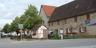 Das Waaghäusle zwischen Planstraße (links), Neue Stuttgarter Straße (im Vordergrund) und Planbach wurde für die Technik der Viehwaage und als Büro des Waagmeisters errichtet. Es soll als Spielhäusle auf das Areal des Kindergartens Brunnenstraße versetzt werden. Das alte Haus rechts kann stehenbleiben. Laut Bürgermeister Glock behindert es die Umgestaltung nicht.