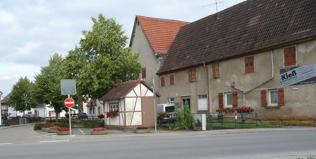 Das Waaghäusle zwischen Planstraße (links), Neue Stuttgarter Straße (im Vordergrund) und Planbach wurde für die Technik der Viehwaage und als Büro des Waagmeisters errichtet. Es soll als Spielhäusle auf das Areal des Kindergartens Brunnenstraße versetzt werden. Das alte Haus rechts kann stehenbleiben. Laut Bürgermeister Glock behindert es die Umgestaltung nicht.