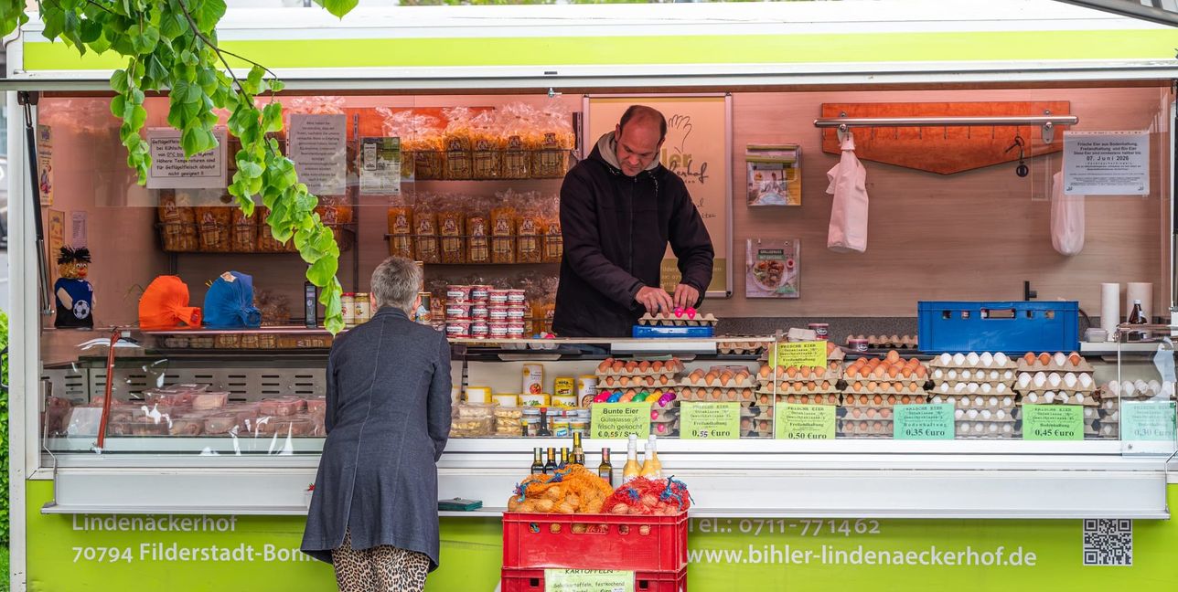 Mit Eiern und Geflügel ist der Bihler-Lindenäckerhof auf dem Markt vertreten.