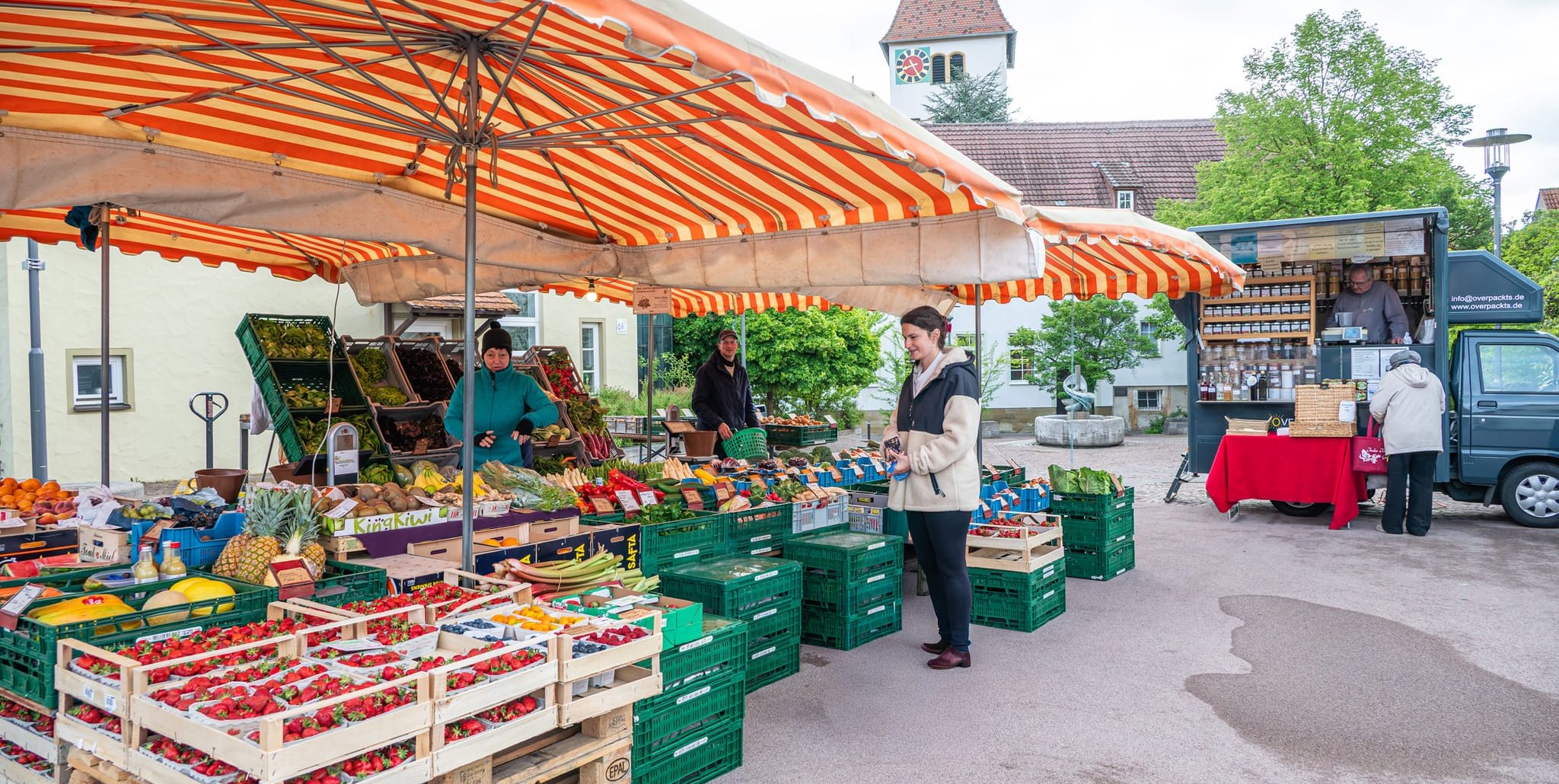 Gemüse Klein und Horst Gruber mit seinem Overpacktmobil gehören zum Darmsheimer Wochenmarkt dazu.