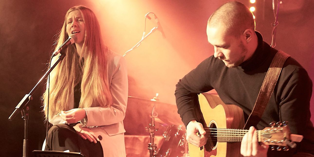 Die Band „Franzi“ als Akustikduo mit Franziska Stöger und Gitarrist Valentin Hansel.