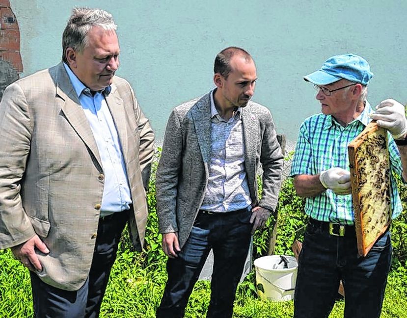 Imker Gustav Pöppke (rechts) erklärt Böblingens Oberbürgermeister Dr. Stefan Belz (Mitte) und BBG-Geschäftsführer Rainer Ganske die Arbeit der Bienen.  Bild: Groß