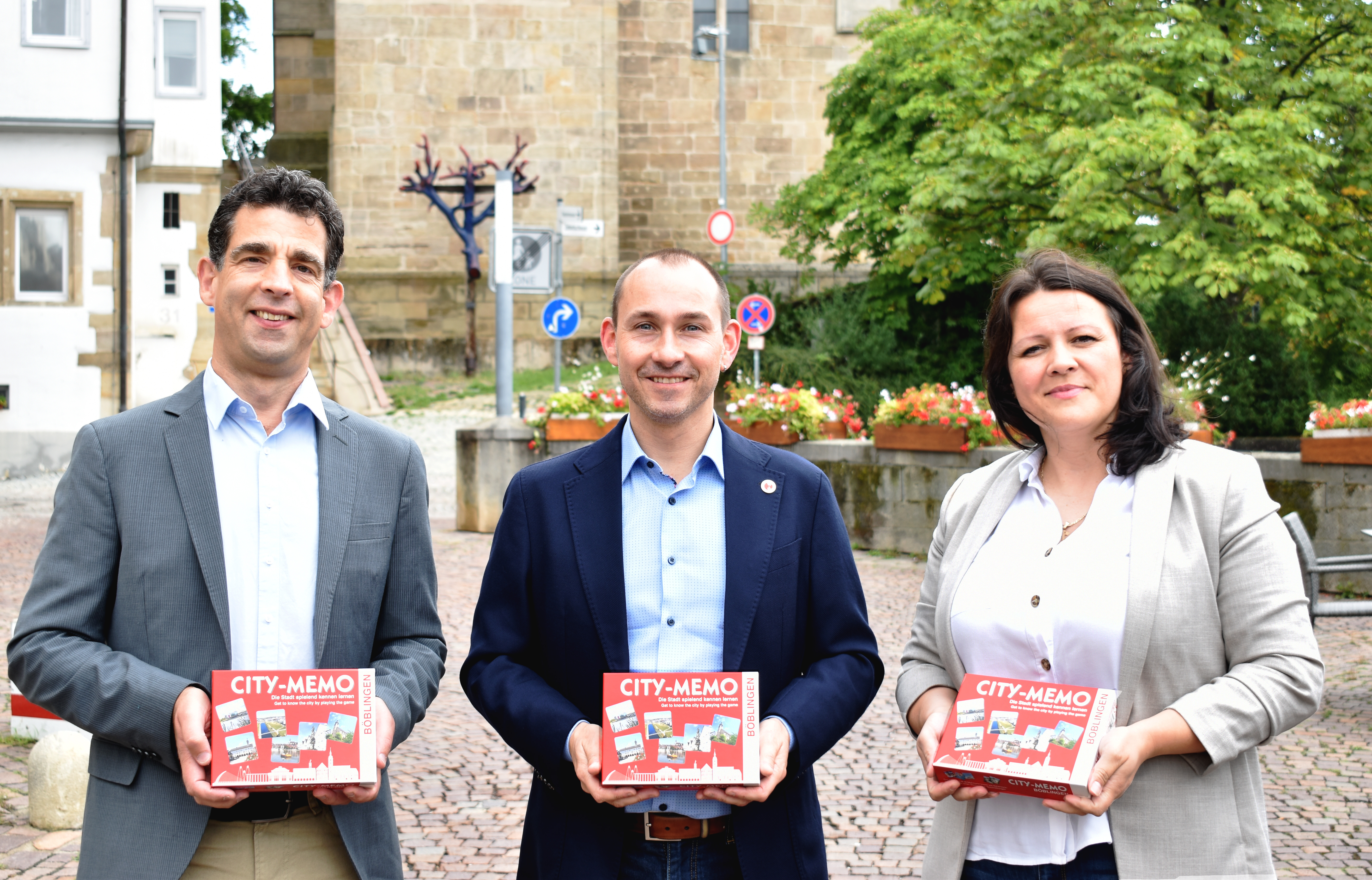 Stadtmarketing-Manager Julian Spohn, OB Dr. Stefan Belz, Tourismus-Managerin Sladana Sjenica mit dem neuen Memo-Spiel. Bild: z