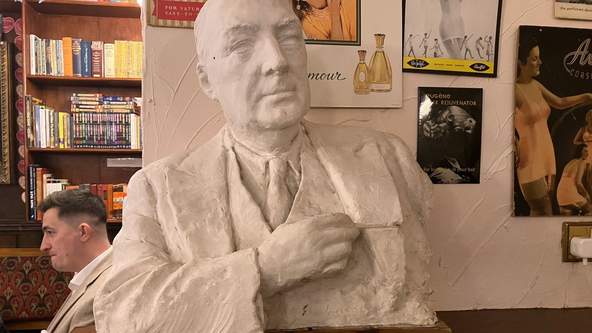 Eine Büste thront im ersten Stock des Edgar Wallace Pubs in London.