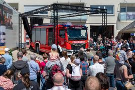 Großes Interesse bei der Präsentation des neuen Feuerwehrfahrzeugs HLF 20.