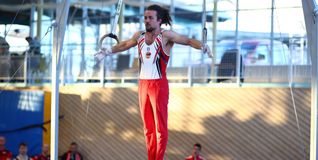 Nick Ackermann an den Ringen. Die Verbandsliga-Riege der WTG Heckengäu verliert deutlich gegen Ludwisgbrug II.