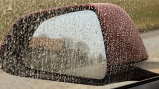 Vor allem in einer Region im Südwesten kann es am Dienstag nach Einschätzung des Deutschen Wetterdienstes zu einem leichten Blutregen kommen. (Archivbild)