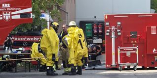 Die Feuerwehrleute zogen in dem Chemiebetrieb Schutzanzüge an.