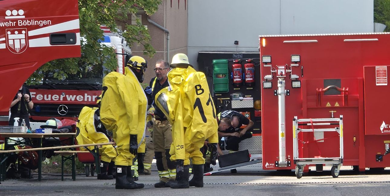Die Feuerwehrleute zogen in dem Chemiebetrieb Schutzanzüge an.