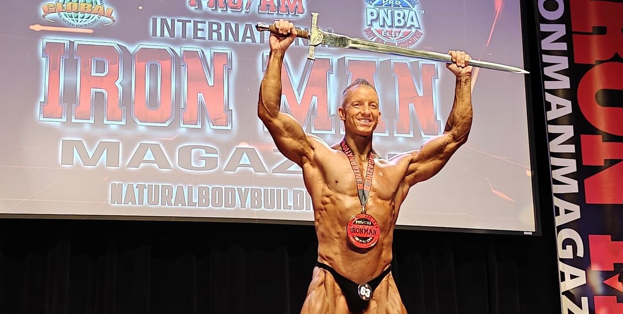 Wieder ein Sieg: Der Sindelfinger Christian Kellenberger gewinnt den Profi-Wettbewerb des Ironman-Magazins und sichert sich Schwert und Medaille.