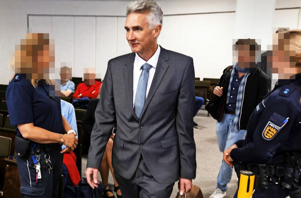 Der Inspekteur steht wegen des Vorwurfs der sexuellen Nötigung vor Gericht.