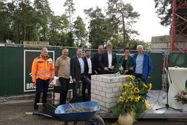 Marius Latzel von der Baufirma Brodbeck, Architekt Sven Seiffert von ARP-Architekten Stuttgart, Klaus Kreminski, Leiter Gebäudemanagement Diakonieverein, Brodbeck-Geschäftsführer Florian von der Heyde, Projektsteuerer Ralf Blum, OB Markus Kleemann, Diakonievorständin Karin Schwarz und Verwaltungsrat Hans-Dieter Trotter (von links). Bild Heiden