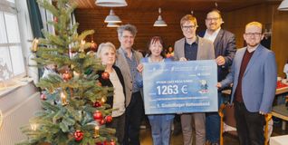 Scheckübergabe an das Café Volle Kanne.	Bild: Knoblauch