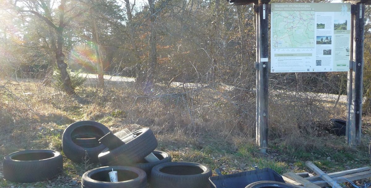 The hiking parking lot on the district road between Dachtel and ...