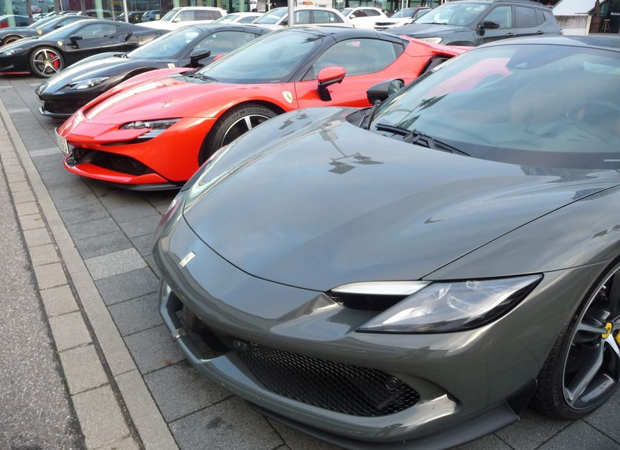 Nach Angaben der Staatsanwaltschaft Stuttgart „sind Gegenstand der Ermittlungen Geschäfte mit Luxus-Sportwagen vieler bekannter Marken, darunter Ferrari“.