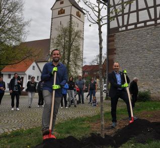 Dagersheims Ortsvorsteher Hendrik Queck (links) und Böblingens OB Dr. Stefan Belz pflanzen die Jubiläumslinde neben der Zehntscheune.

Bild: Klemm