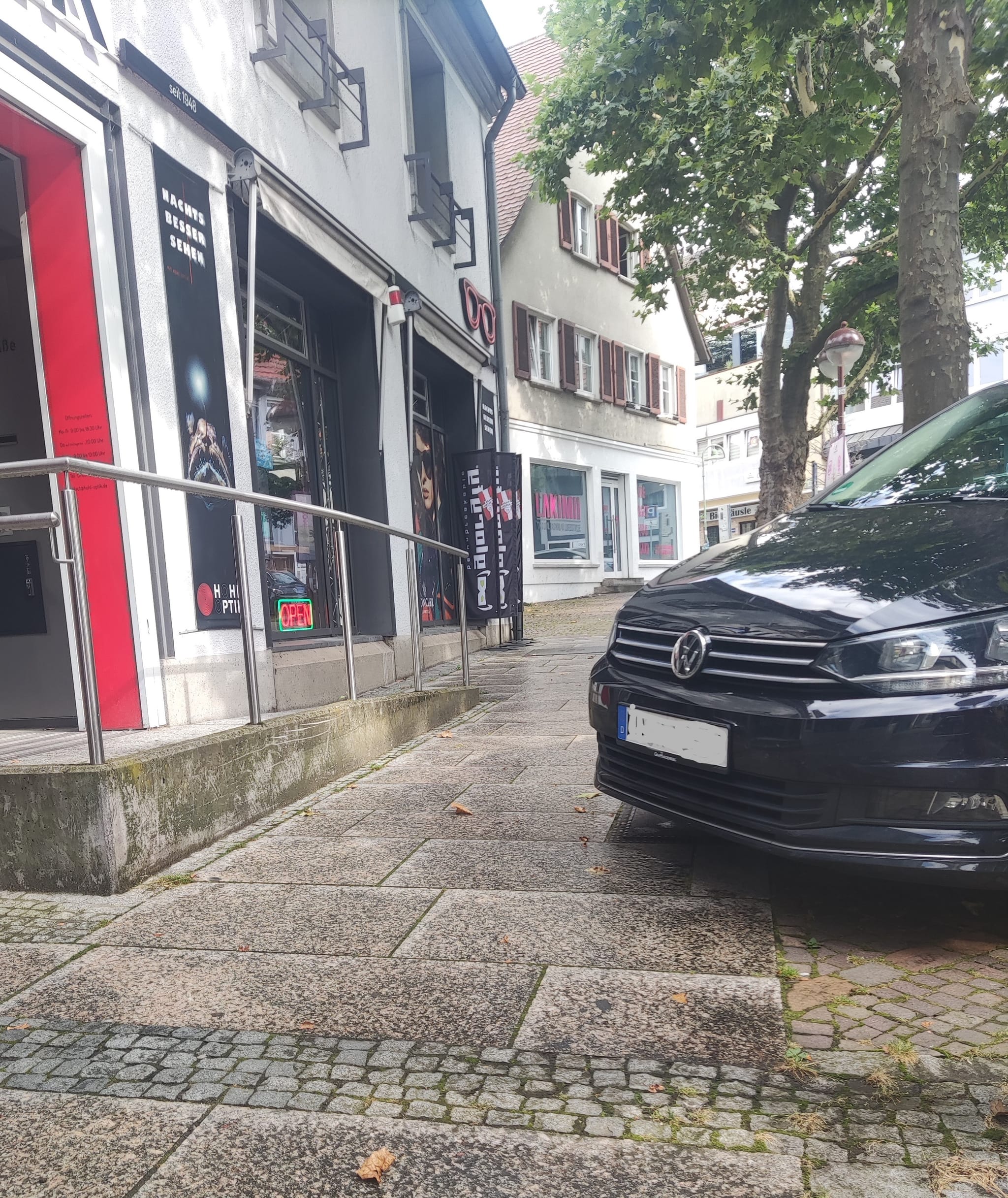 Hier wird der Gehweg zugeparkt, sodass ein Durchkommen mit Rollstuhl oder breitem Kinderwagen fast nicht mehr möglich ist.