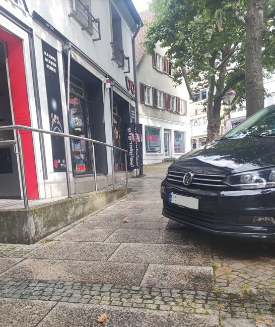 Hier wird der Gehweg zugeparkt, sodass ein Durchkommen mit Rollstuhl oder breitem Kinderwagen fast nicht mehr möglich ist.