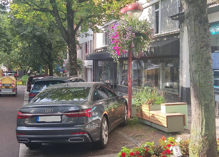 Der schöne neue Aufenthaltsbereich vor dem Laden „Sindelfingen macht Mitte“ wird durch das falsch geparkte Auto unbenutzbar gemacht.