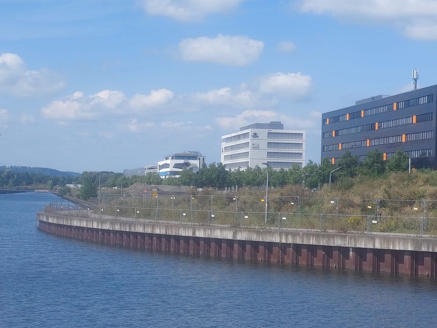Der vordere, niedrigere Zaun zieht sich rund 900 Meter entlang des Langen Sees auf dem Flugfeld. Promenaden-Atmosphäre herrscht dort jedenfalls nicht.