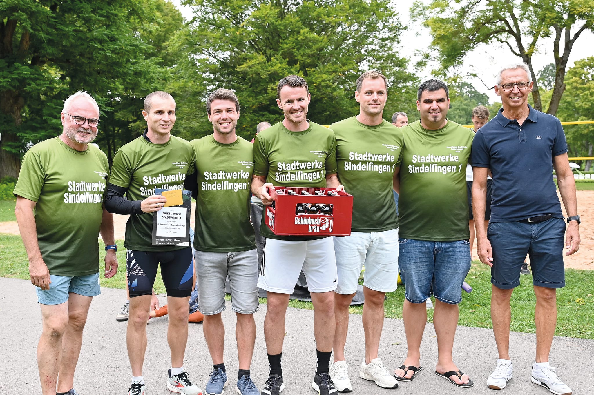 : Das A-Team der Sindelfinger Stadtwerke gewann wie im Vorjahr die Stadtwerke-Challenge. Von links: Geschäftsführer Dr. Karl Peter Hoffmann, der selbst im B-Team gestartet war, Vadim Buss, Alexander Springmann, Konstantin Gerk, Reimar Lochstampfer, Lukas Pöss und Sindelfingens Erster Bürgermeister Christian Gangl, der die Sieger ehrte.  Bild: Reichert